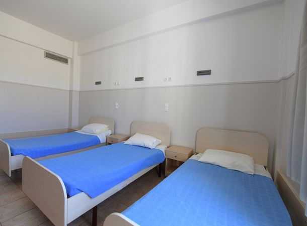 Δωμάτια Ψυχιατρικής κλινικής ΛΥΡΑΚΟΥ με δικό τους μπάνιο κλιματισμό τηλεόραση. 4κλινα, 3κλινα, 2κλινα και μονόκλινα δωμάτια. 