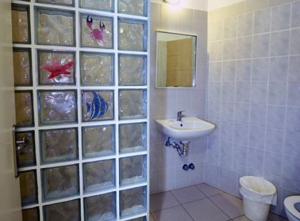 Δωμάτια Ψυχιατρικής κλινικής ΛΥΡΑΚΟΥ με δικό τους μπάνιο κλιματισμό τηλεόραση. 4κλινα, 3κλινα, 2κλινα και μονόκλινα δωμάτια. 